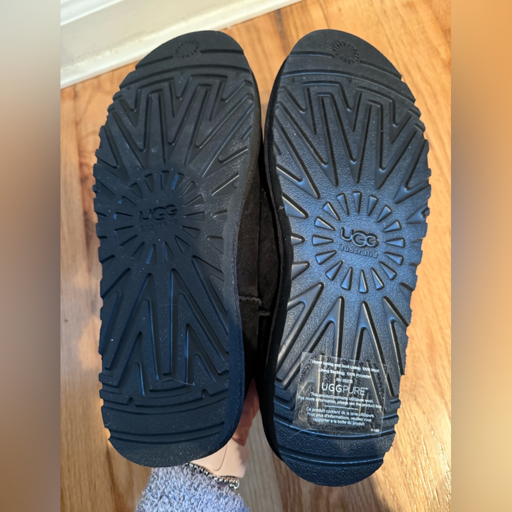 Ugg classic slipper in black - Picture 6 of 7